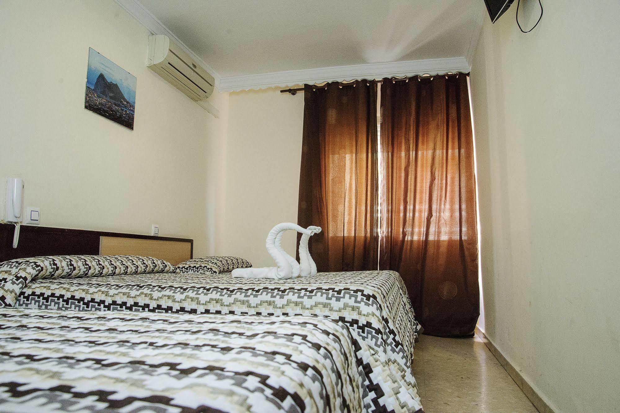 Hostal La Campana Ла-Лінеа-де-ла-Консепсьйон Екстер'єр фото