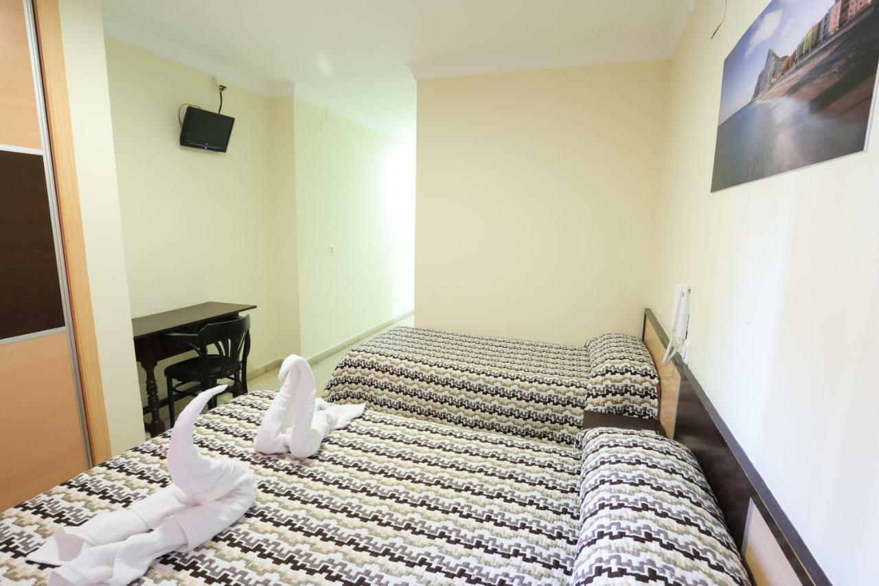 Hostal La Campana Ла-Лінеа-де-ла-Консепсьйон Екстер'єр фото
